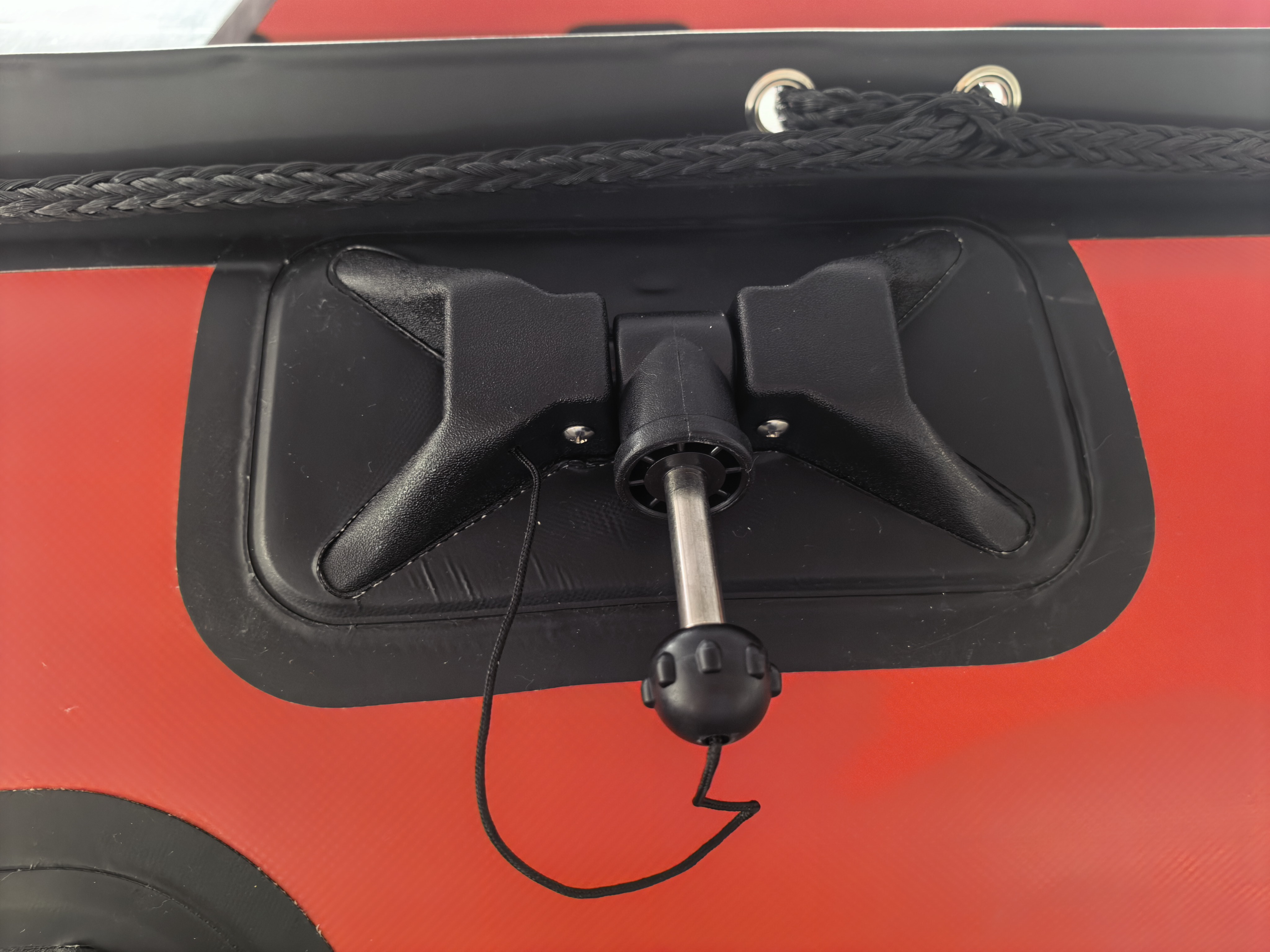 Pneumatic rescue boat transom and tube bonding detail